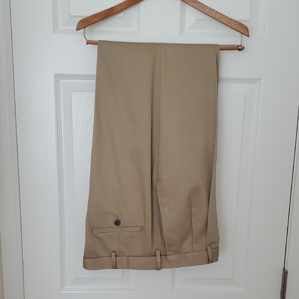 Haggar 🌻 Tan Men's Classic Fit No Iron Khaki Pants Pleated Front 38x32